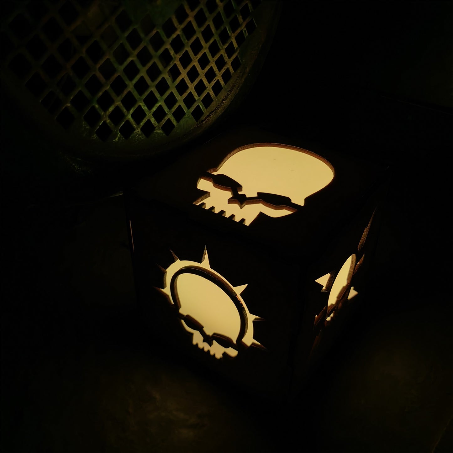 MH Skull Pattern Wood Cube Light Desk Decor